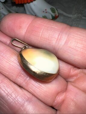 8.2g Heavy 14k gold Gomati Chakra shell pendant